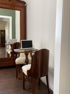 Televiisor ja/või meelelahutuskeskus majutusasutuses Ortigia Twin Rooms