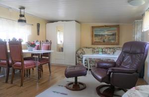 a living room with a table and chairs at Karlholm Snatra Stugområde in Karlholmsbruk