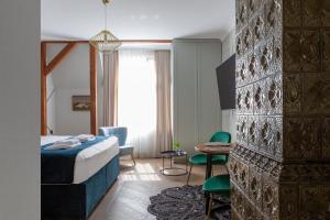 En eller flere senge i et værelse på King Sobieski Apartments by OneApartments