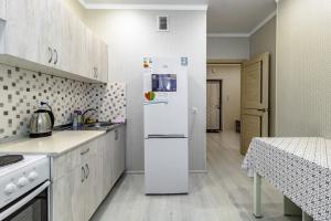 アスタナにあるApartments 7 Я-34のキッチン(白い冷蔵庫付) +12枚の写真