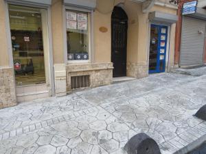 un bâtiment avec un trottoir en pierre en face d'un magasin dans l'établissement Istanberry - Pera Apartments, à Istanbul