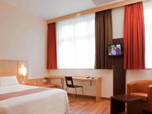 TV a/nebo společenská místnost v ubytování ibis Karlsruhe Hauptbahnhof