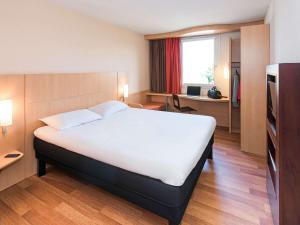 Postel nebo postele na pokoji v ubytování ibis Karlsruhe Hauptbahnhof