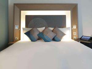 Tempat tidur dalam kamar di Novotel London Brentford