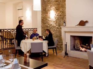 מסעדה או מקום אחר לאכול בו ב-Mercure Aix-En-Provence Sainte-Victoire