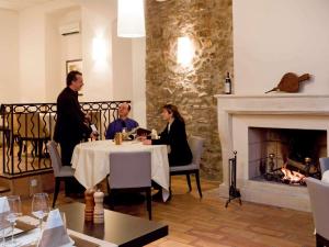 Mercure Aix-En-Provence Sainte-Victoire 레스토랑 또는 맛집