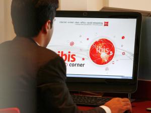 ibis Navi Mumbai - An Accor Brand的电视和/或娱乐中心