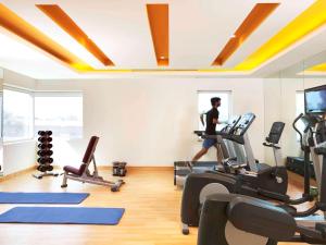 ibis Navi Mumbai - An Accor Brand的健身中心和/或健身设施