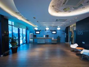 パソ・フンドにあるibis Passo Fundo Centroの青い壁とウッドフロアの広い客室です。