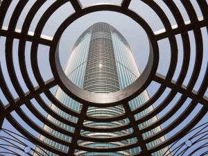 una finestra circolare con vista su un edificio alto di Pullman Shanghai Skyway a Shanghai