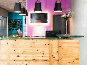 un bar con un ripiano in vetro sopra un comò in legno di Ibis Styles Lyon Centre - Gare Part Dieu a Lione