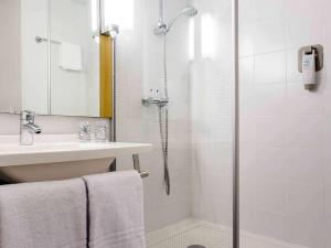 un bagno con doccia e lavandino di ibis Sint Niklaas Centrum a Sint-Niklaas