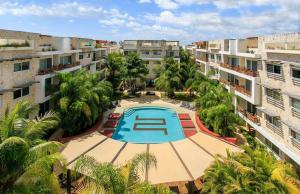 una vista aérea de un patio con piscina en Sabbia Condos en Playa del Carmen