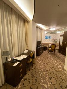 TV in/ali zabaviščno središče v nastanitvi Hotel Grand Vert Gizan