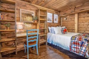 a bedroom with a bed and a desk at Bear Sightings! 8 mins to downtown Gatlinburg, Kids Cave, Theatre, Treehouse! in Gatlinburg +34 photos