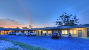 a building with cars parked in front of it at Hilldrop Motor Inn in Grafton