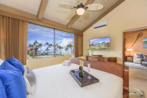 - une chambre avec un lit et une vue sur l'océan dans l'établissement Papakea H404 condo, à Lahaina