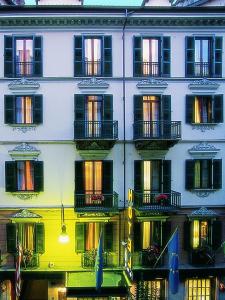 un edificio alto con balcones a un lado. en Best Western Hotel Piemontese, en Turín