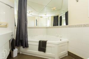 Et badeværelse på 755 Regal Court Motel