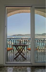 A balcony or terrace at Il Torrione sul mare M2