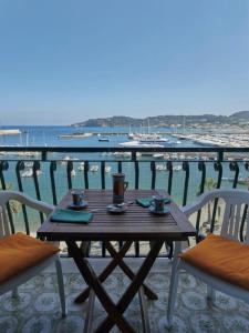 イスキアにあるIl Torrione sul mare M2の木製テーブル、水辺の景色を望むバルコニー