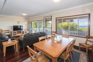 una sala de estar con una mesa y un sofá en Bay Vista, en Quindalup 17 fotos más