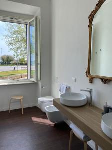 A bathroom at Ortigia Twin Rooms
