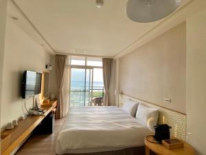 Postel nebo postele na pokoji v ubytování LoveSea 126 Beach Inn + 37 fotografií
