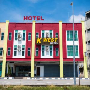 实兆远K West Hotel的拥有红色和黄色建筑的酒店