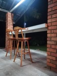 J Guest House في Kuala Penyu: طاولة و كرسيين يجلسون على الفناء