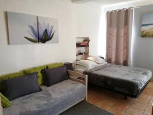 ein Wohnzimmer mit einem Bett und einem Sofa in der Unterkunft Saint Dizier in Cannes
