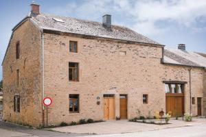 Sainte-CécileにあるLes Chambres du Chatの通り側の古煉瓦造り