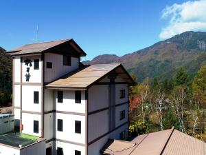 Vista generica sulle montagne o vista sulle montagne dall'interno del ryokan