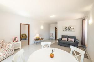 een woonkamer met een tafel en een bank bij Casa Katarina - Private Villa - Heated pool - Free Wifi - Air Con in Tunes