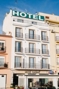 un edificio de hotel con un cartel encima en Hotel Casbah, en El Puig