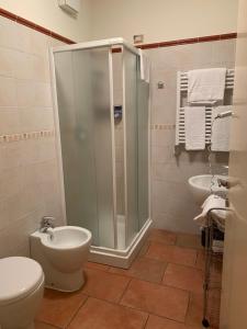 uma casa de banho com um chuveiro, um WC e um lavatório. em Mongalletto em Castellinaldo