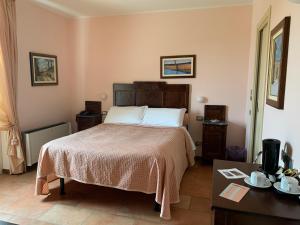 um quarto com uma cama grande e uma mesa em Mongalletto em Castellinaldo