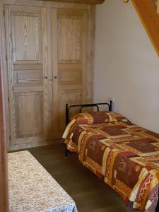 sypialnia z łóżkiem i dwoma drewnianymi drzwiami w obiekcie Da Petro Appartamenti per vacanze w mieście Pila