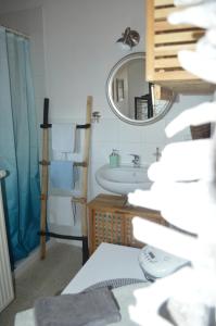 A bed or beds in a room at Box58