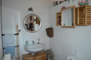A bathroom at Box58