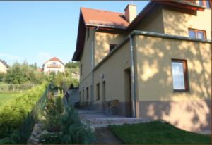 ein Haus mit einem Weg neben einem Gebäude in der Unterkunft Pokoje Gościnne Monti in Kudowa-Zdrój