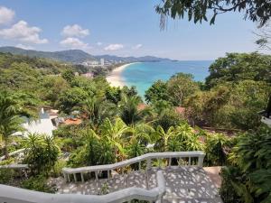 uitzicht op het strand vanaf het balkon van een huis bij On The Hill Karon Resort in Karon Beach