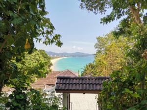 Cette maison offre une vue sur la plage. dans l'établissement On The Hill Karon Resort, à Karon Beach