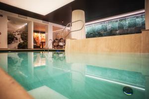 Bazén v ubytování Hotel San Giacomo Spa&Gourmet nebo v jeho okolí