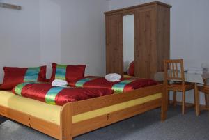 Cama ou camas em um quarto em Gasthaus Pension Marienhof