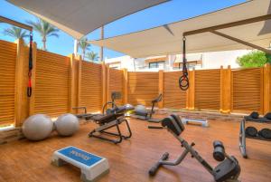 une salle de sport avec plusieurs appareils d'exercice sur un plancher en bois dans l'établissement Cleopatra Luxury Resort Sharm El Sheikh, à Charm el-Cheikh