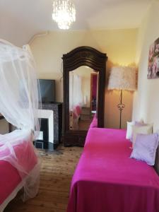 - une chambre avec 2 lits et un miroir dans l'établissement La Chambre d'hôte de Christelle, à Cherbourg en Cotentin