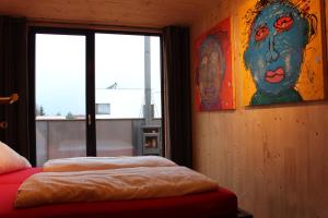 Schlafzimmer mit einem Bett und Wandmalereien in der Unterkunft Glück Holiday DB in Uffenheim