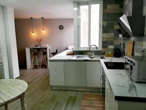 a kitchen with a sink and a counter top at Apartamento Ladevesa in Elche
