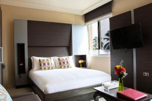 Postel nebo postele na pokoji v ubytování Home Suites Boutique Hotel Freetown